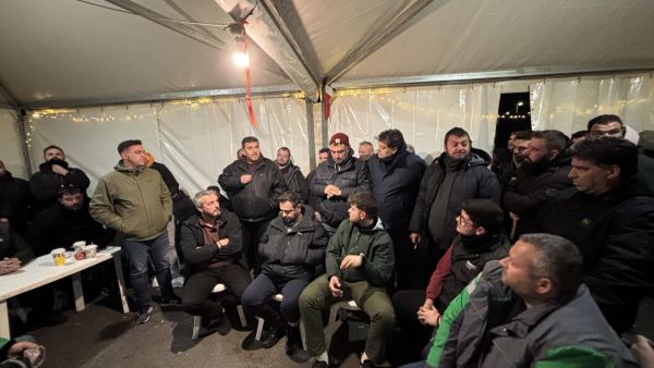 Κλιμάκωση αποφάσισε το μπλόκο της Νίκαιας – Ζητά από την Κυβέρνηση να δεχθεί την 35μελή επιτροπή (+Φωτο +Βίντεο)
