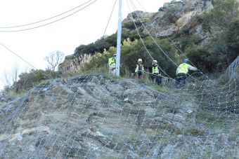 Φράχτης προστασίας από βραχοπτώσεις τοποθετείται στο δρόμο Λάρισας - Σπηλιάς