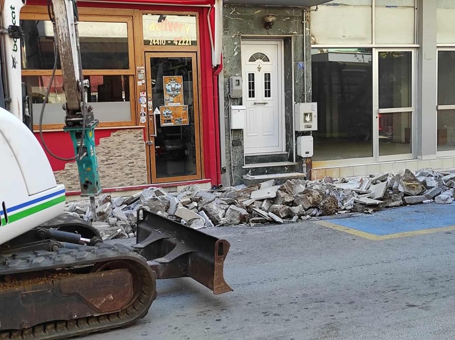 Επί της οδού Κουμουνδούρου συνεχίζεται η εργολαβία ανακατασκευής των πεζοδρομίων