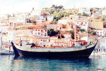 «Ελένη Π.»: Το ξύλινο καΐκι –σύμβολο αναζητά σωτηρία στην «στεριανή» Καρδίτσα! (+Φωτο)