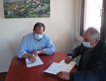 Υπεγράφη η σύμβαση για τέσσερις νέες παιδικές χαρές στο Δήμο Λίμνης Πλαστήρα