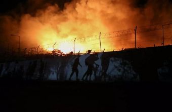 Φωτιά κατακαίει τον καταυλισμό της Μόριας - Στο &quot;δρόμο&quot; 12.000 πρόσφυγες - μετανάστες