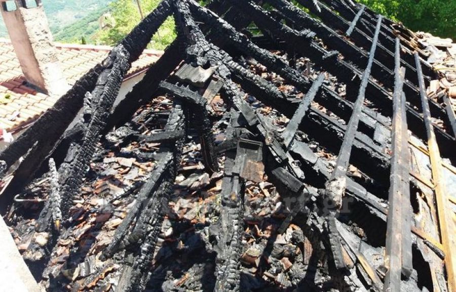 Κάηκε ολοσχερώς κεραμοσκεπή σε οικία στη Βράχα Ευρυτανίας