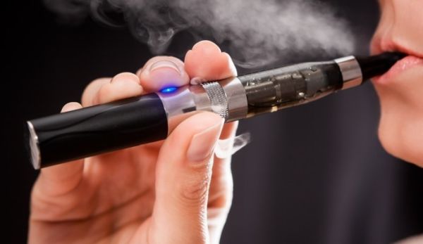 Κινδύνους για την υγεία ενέχει η χρήση ηλεκτρονικού τσιγάρου, σύμφωνα με νέα δήλωση της Αμερικανικής Καρδιολογικής Εταιρείας