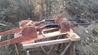Χαλκιδική: Λαθροθήρες έφτιαξαν ξύλινο μηχανισμό με 2 όπλα για παράνομο κυνήγι αγριόχοιρων