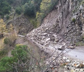 Αργιθέα: Διακοπή κυκλοφορίας σε επαρχιακή οδό λόγω κατολίσθησης - Σε εξέλιξη επιχείρηση καθαρισμού