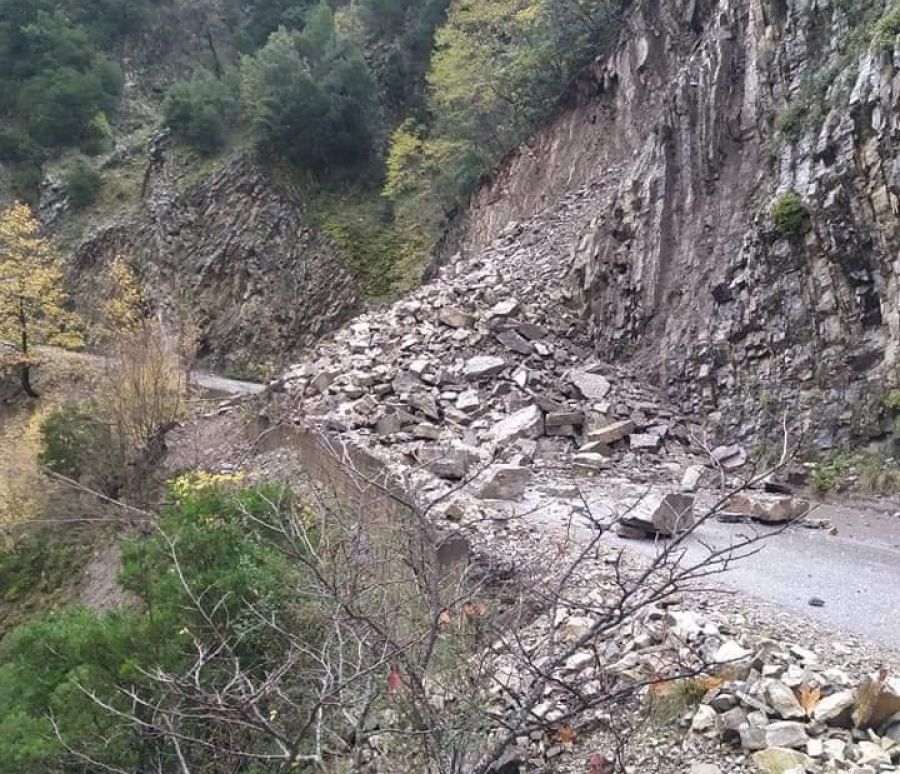 Αργιθέα: Διακοπή κυκλοφορίας σε επαρχιακή οδό λόγω κατολίσθησης - Σε εξέλιξη επιχείρηση καθαρισμού