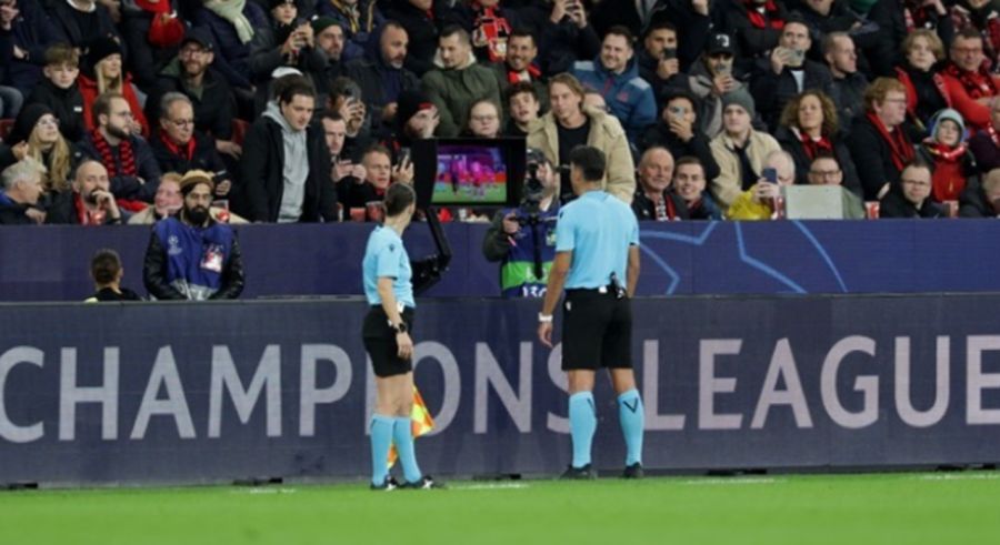 IFAB: Δύο διαιτητές και κατάργηση βοηθών