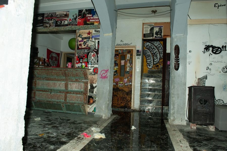 8 συλλήψεις στη Λάρισα σε αστυνομική επιχείρηση εκκένωσης υπό κατάληψη κτιρίου - Τραυματίστηκαν 2 αστυνομικοί (+Φωτο +Βίντεο)