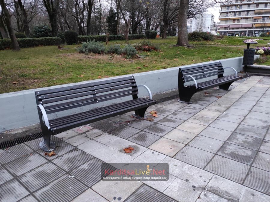 Νέα παγκάκια αποκτά και η πλατεία Πλαστήρα - Πάνω από 150 τοποθετήθηκαν στις υπόλοιπες της πόλης