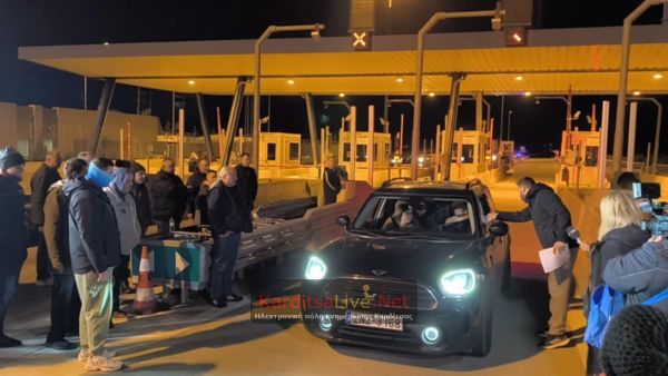 Μπλόκο Ε-65: Οι αγρότες σήκωσαν ξανά τις μπάρες στα διόδια των Σοφάδων (+Φωτο +Βίντεο)