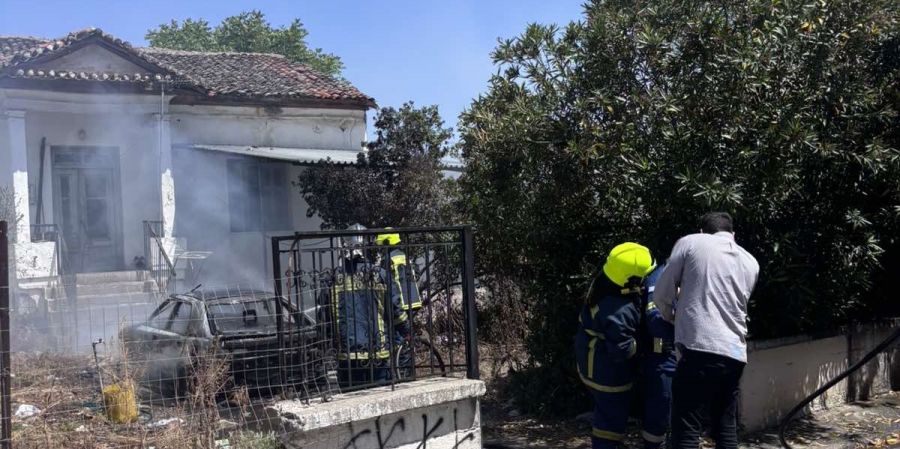 Κάηκε ολοκληρωτικά αυτοκίνητο στον Τύρναβο - Κινδύνεψαν κατοικίες (+Φωτο)