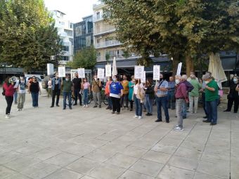 Καρδίτσα: Παράσταση διαμαρτυρίας πραγματοποίησαν φορείς στα Δικαστήρια με αφορμή την έκδοση της απόφασης για τη Χρυσή Αυγή
