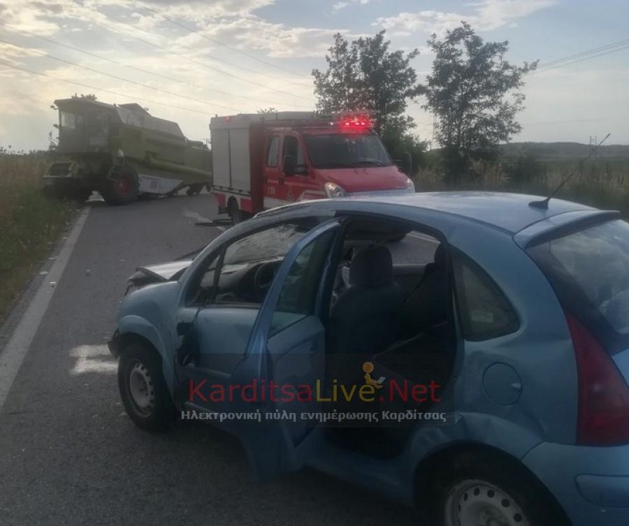 Σύγκρουση θεριζοαλωνιστικής με Ι.Χ. στο δρόμο Καρδίτσας -Σοφάδων
