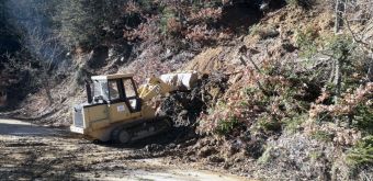 Συνεχίζονται τα έργα οδικής ασφάλειας στο δρόμο Καλύβια Πεζούλας - Νεράιδα στη λίμνη Πλαστήρα
