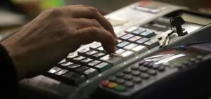 380.000 e-mail στάλθηκαν από την ΑΑΔΕ σε επιχειρήσεις για τη διασύνδεση των POS με τις ταμειακές