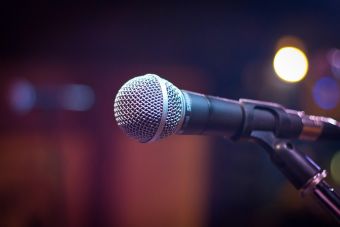 Εξαπλώνεται το -απαράδεκτο- κλείσιμο μικροφώνων στις δημόσιες συνεδριάσεις συμβουλίων και δημοτικών επιτροπών