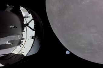 Το διαστημικό σκάφος Orion πλησίασε σε απόσταση 130 χιλιομέτρων από την επιφάνεια της Σελήνης