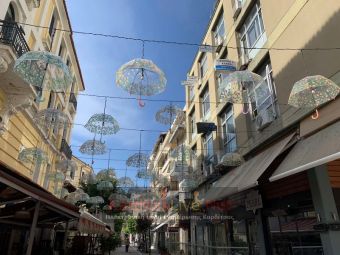 Floral φέτος οι ομπρέλες στον «πεζόδρομο παλαιών μαστόρων» στην Καρδίτσα (+Φώτο)