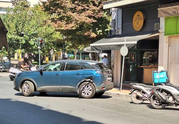 Σύγκρουση αυτοκινήτων στο κέντρο του Βόλου