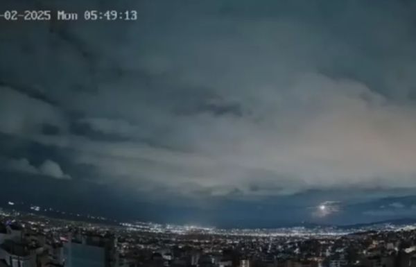 Μετεωρίτης «φώτισε» τον ουρανό στη νότια Ελλάδα - Κάμερες κατέγραψαν το πέρασμά του σε Αττική και Κόρινθο (+Βίντεο)