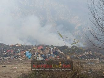 Σιγοκαίει και προκαλεί ανησυχία, φωτιά, σε χωματερή με ογκώδη αντικείμενα, στο Βλοχό (+Φωτο)