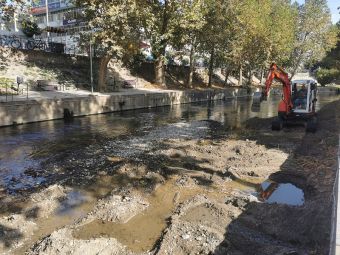 Τρίκαλα: Εργασίες καθαρισμού φερτών υλικών από την κοίτη του Ληθαίου