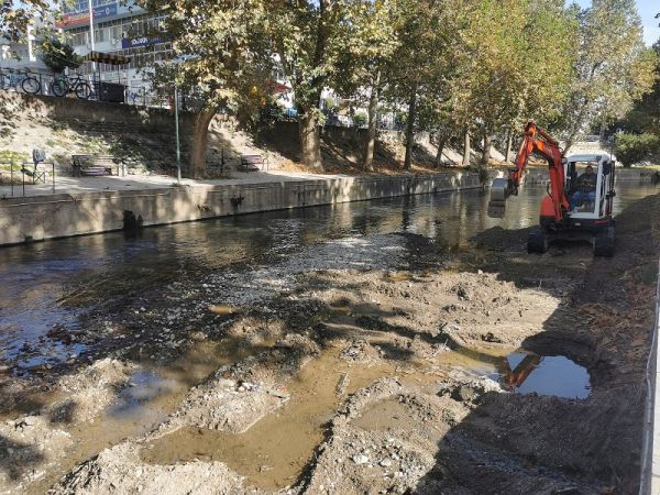 Τρίκαλα: Εργασίες καθαρισμού φερτών υλικών από την κοίτη του Ληθαίου