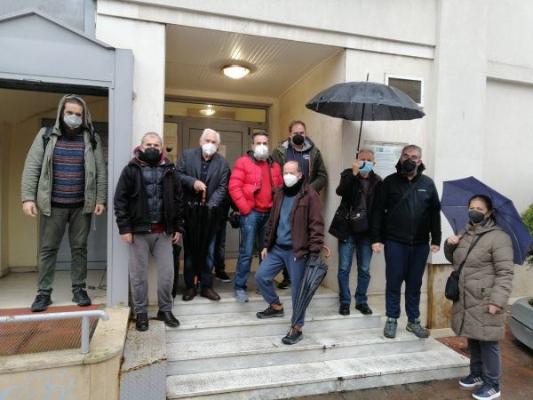 Παράσταση διαμαρτυρίας Συλλόγων Γονέων της Καρδίτσας για τα προβλήματα στα σχολεία απο τη βροχόπτωση