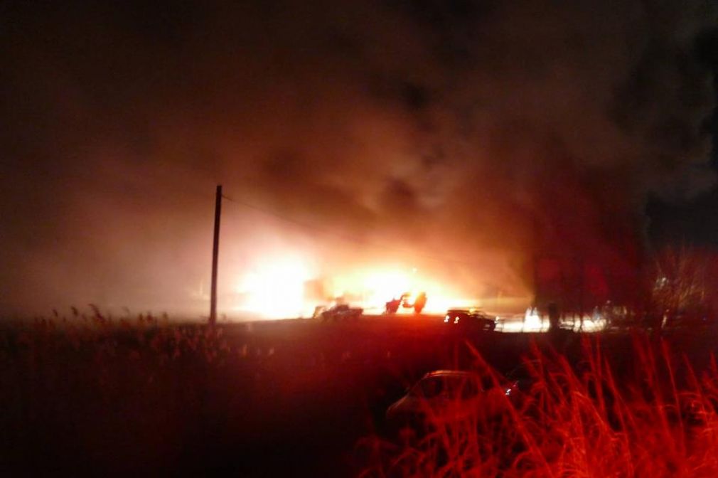 Μεγάλες ζημιές σε εργοστάσιο παιδικών επίπλων στη Λάρισα μετά από φωτιά το βράδυ του Σαββάτου
