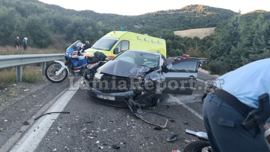 Σύγκρουση μηχανής με αυτοκίνητο με τραυματίες στις στροφές του Δομοκού (+Φώτο)