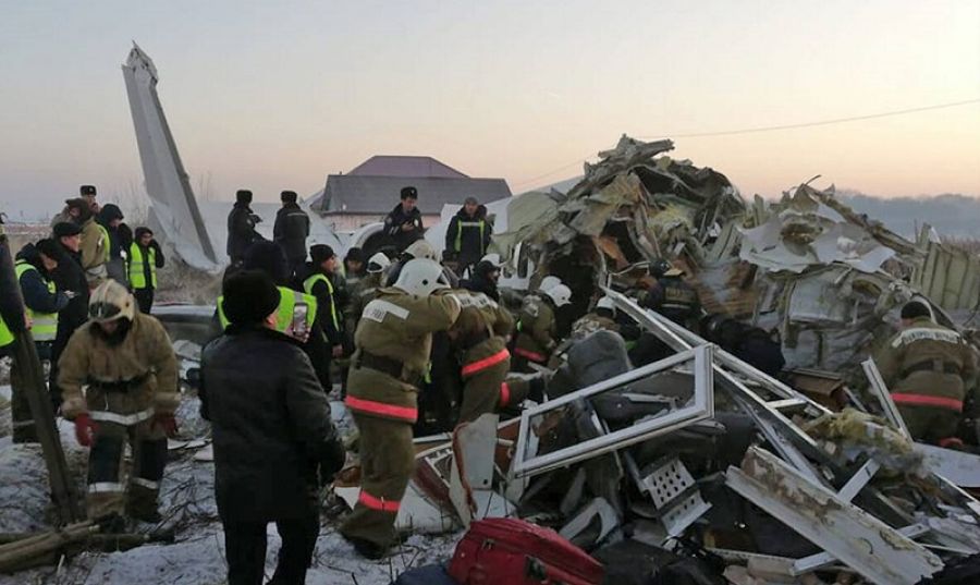 Καζακστάν: Συνετρίβη αεροπλάνο με 100 επιβαίνοντες – Νεκροί και τραυματίες (+Βίντεο)
