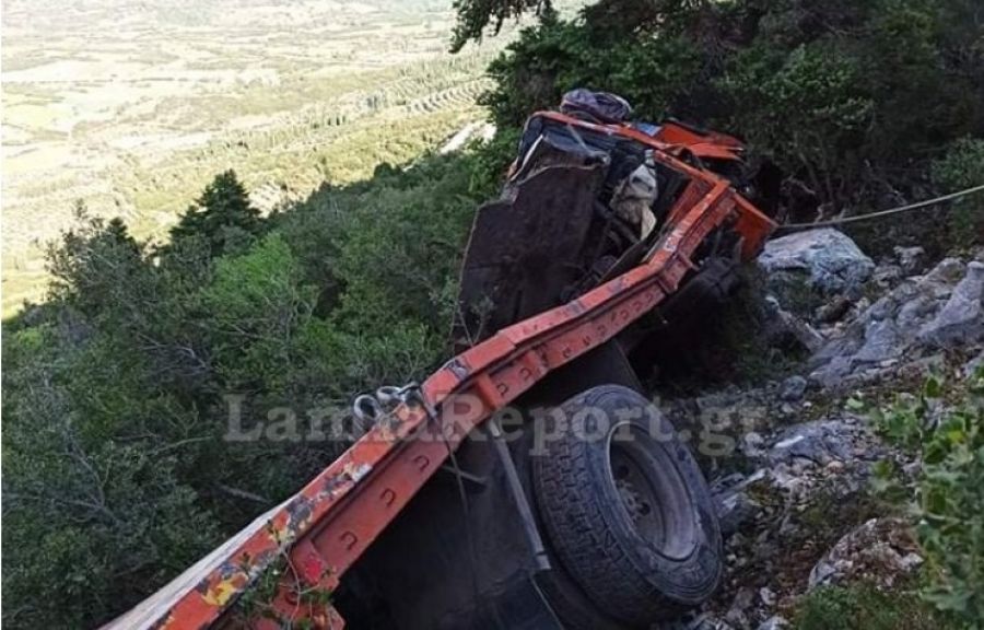 Φορτηγό έπεσε σε γκρεμό στη Βοιωτία - Ένας νεκρός και ένας σοβαρά τραυματίας (+Φώτο)
