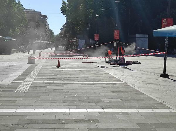 Αποκαθίστανται οι ζημιές στον πεζόδρομο της κεντρικής πλατείας