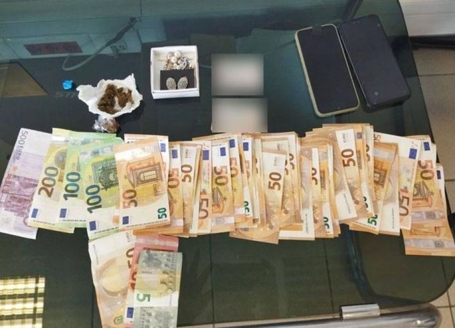 Λάρισα: Ηλικιωμένη έριξε από το μπαλκόνι 6.000 ευρώ σε υποτιθέμενο γιατρό - Συνελήφθησαν οι δράστες της απάτης