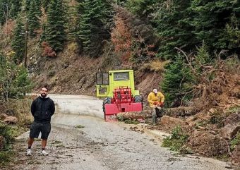 Οι κάτοικοι του Ασπροποτάμου πήραν την κατάσταση στα χέρια τους - Μάχη με πεσμένα έλατα και βράχια για να ανοίξουν τους δρόμους