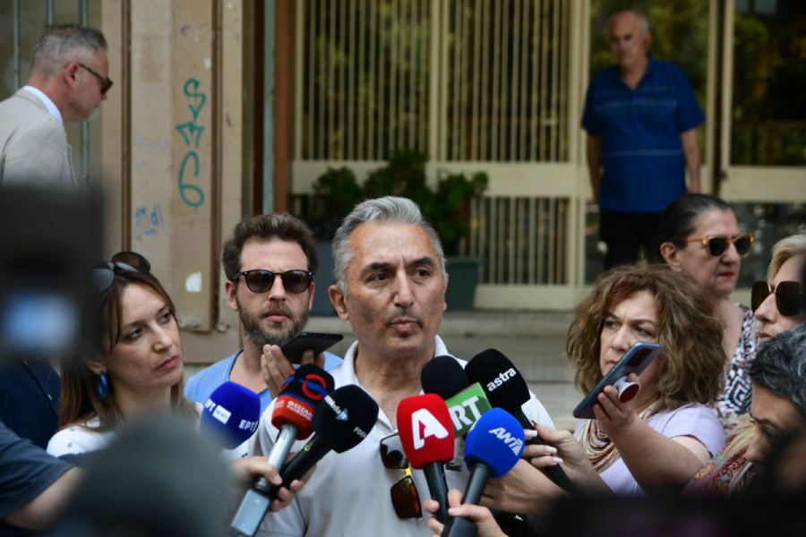 Έξω από το Δικαστικό Μέγαρο Λάρισας πάλι οι συγγενείς των θυμάτων των Τεμπών - Ζητούν απαντήσεις (+Βίντεο)