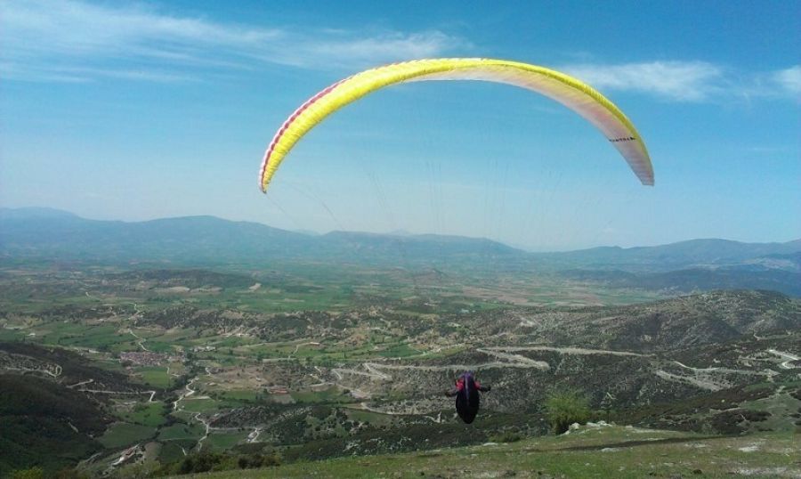 Ελαφρύς τραυματισμός χειριστή αλεξιπτώτου πλαγιάς στην Κόρη Τρικάλων