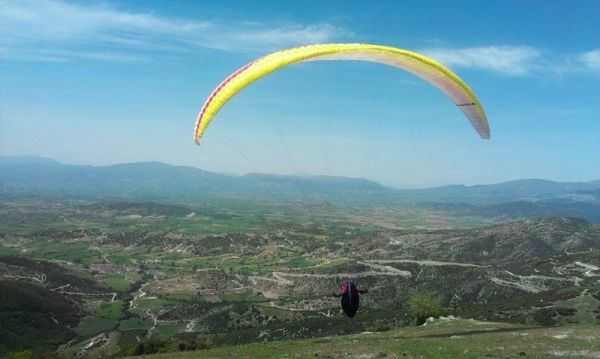 Ελαφρύς τραυματισμός χειριστή αλεξιπτώτου πλαγιάς στην Κόρη Τρικάλων