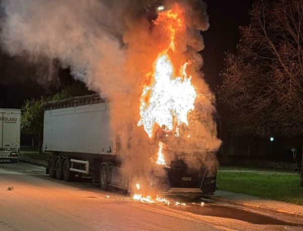 Φάρσαλα: Φορτηγό «τυλίχθηκε» στις φλόγες (+Φωτο)