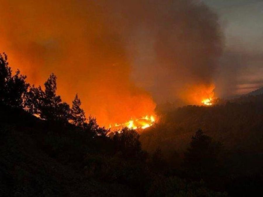 Μάχη με τις αναζωπυρώσεις εξακολουθούν να δίνουν στην Ρόδο πυροσβέστες και εθελοντές