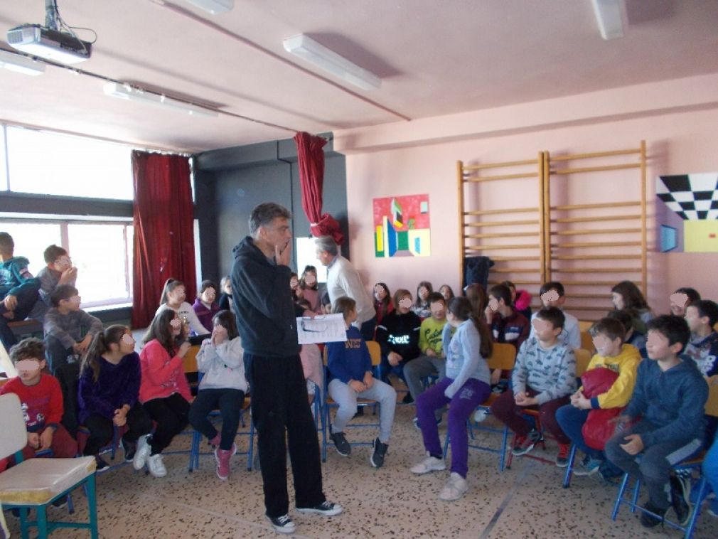 «Ας φτιάξουμε τη δική μας παράσταση» - Με τον Μηνά Βιντιάδη στο 6ο Δημοτικό Σχολείο Καρδίτσας
