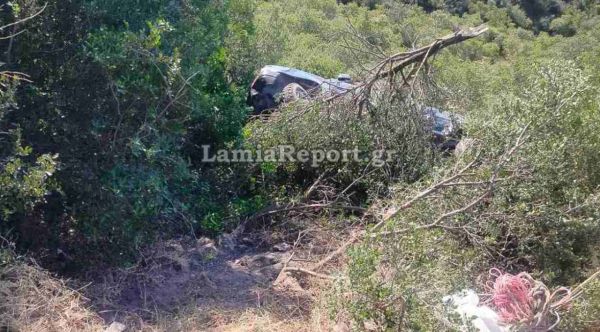 Φθιώτιδα: «Βουτιά» στο γκρεμό για αμάξι με τρεις επιβάτες - Σταμάτησε η πτώση από την πυκνή βλάστηση