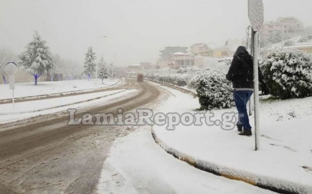 Χιονίζει μέσα στη Λαμία - Που χρειάζονται αλυσίδες στη Φθιώτιδα