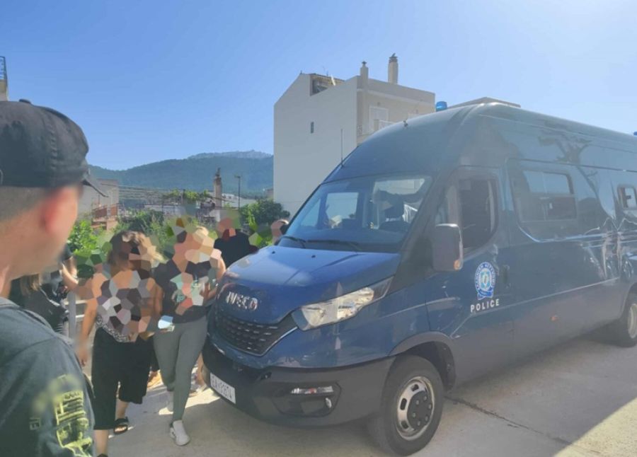Ανακρίνονται οι 14 τελωνειακοί που συνελήφθησαν στον μεθοριακό σταθμό Μαυροματίου