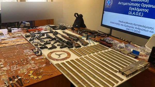 Βρέθηκε μεγάλο οπλοστάσιο στη Δυτική Αττική - Συνελήφθησαν 5 άτομα