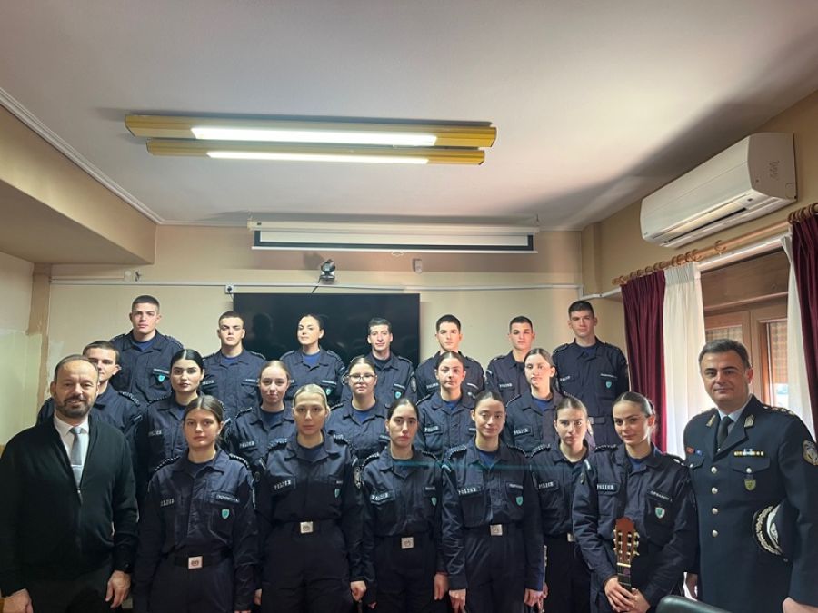Δόκιμοι αστυφύλακες της σχολής Μουζακίου έψαλαν τα χριστουγεννιάτικα κάλαντα στον Δήμαρχο κ. Θεοφάνη Στάθη