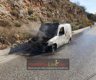 Καταστράφηκε ολοσχερώς από πυρκαγιά επαγγελματικό αυτοκίνητο λίγο πριν το Μορφοβούνι (+Φώτο)