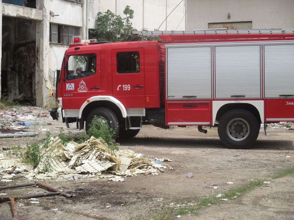 Απεγκλωβισμός ηλικιωμένης από φλεγόμενο διαμέρισμα στη Λάρισα