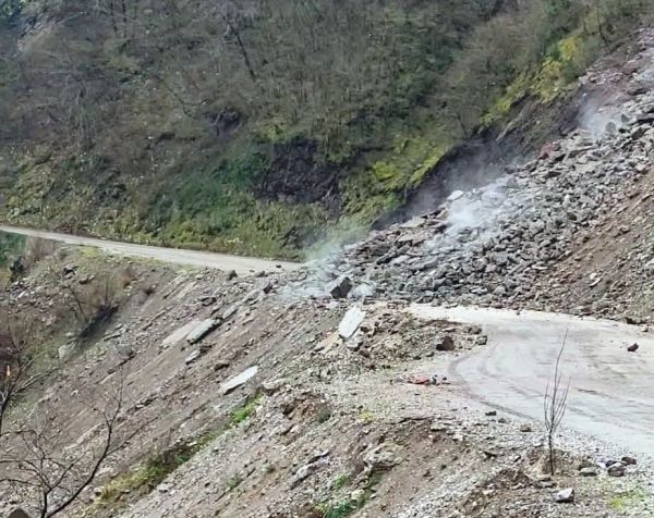 Τεράστια πτώση βράχων δύο χιλιόμετρα έξω από το Ανθηρό - Σε εξέλιξη το φαινόμενο, από παρακαμπτήριο η κυκλοφορία (+Φώτο)